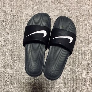 7Y Nike Slides